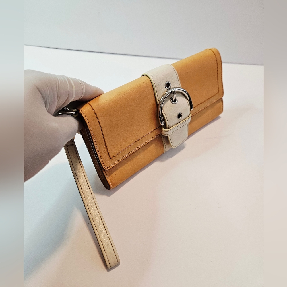 Coach Hampton Leather Beige White Wristlet Clutch Buckle Logo Charm 6694 - Picture 2 of 11